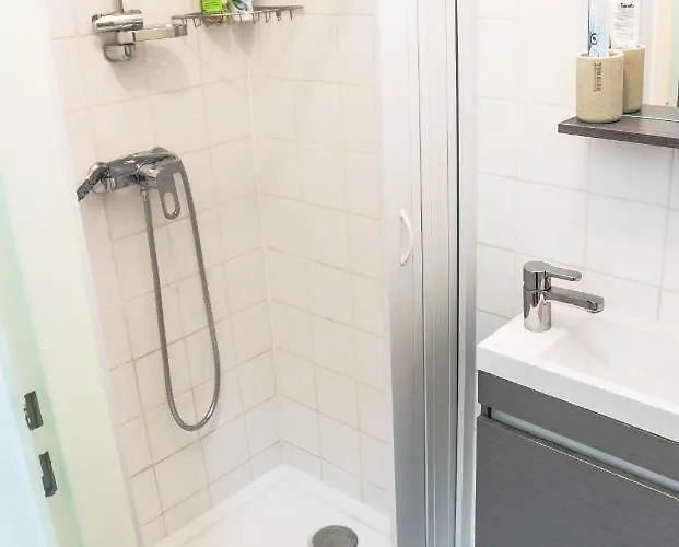 Gorgeous Flat Only 15 Min To Center דירה *